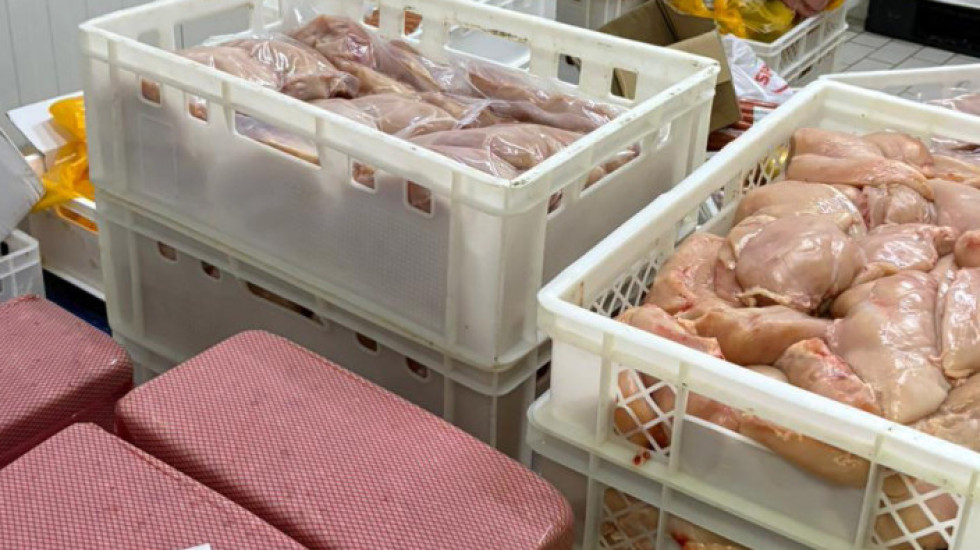 (FOTO) Sprečen promet oko 40 tona pilećeg mesa zaraženog salmonelom, uhapšeni otac i sin iz Ćićevca