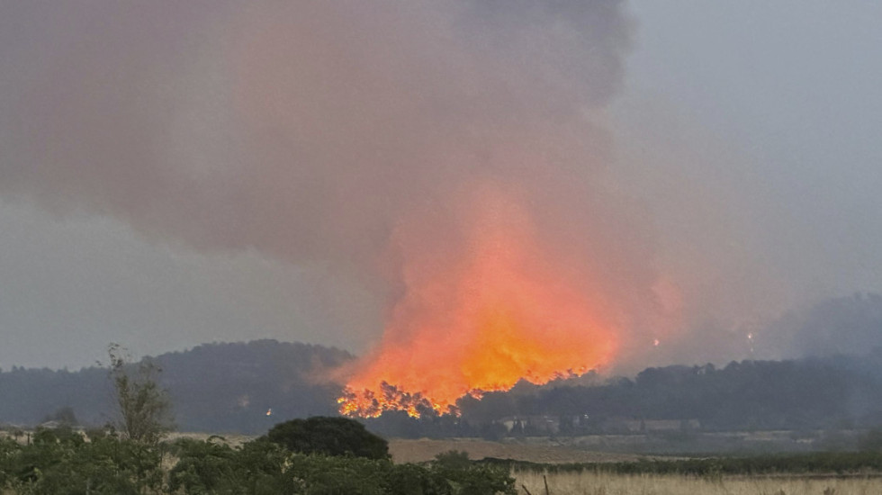 Grčka: Borba sa požarom na Peloponezu, vatra se brzo širi pod uticajem jakih vetrova