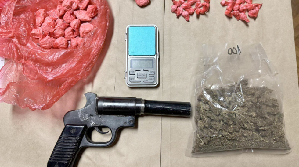 Policija u kući pronašla kokain, marihuanu, pištolj: Uhapšen mladić (23) u okolini Sremske Mitrovici