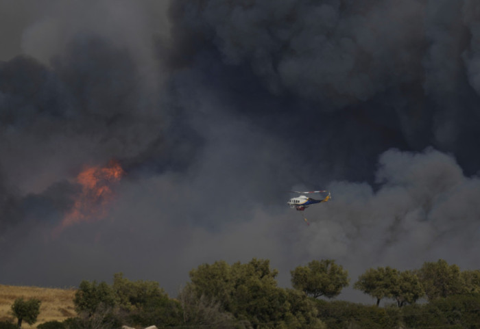(FOTO) Nastradala najmanje jedna osoba, izgorelo više kuća u požaru kod Atine: Stihiju gasi 170 vatrogasaca