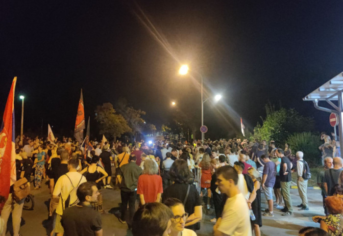 Protestne šetnje u više gradova Srbije: Beograđani ispred zgrade BIA, Nišlije protestuju na biciklima
