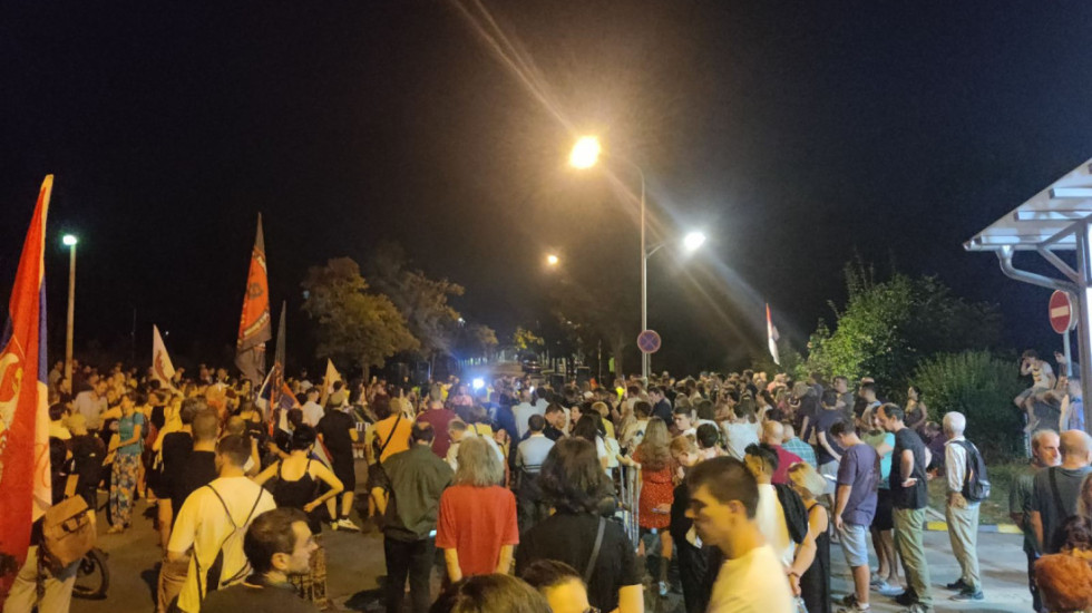 Protestne šetnje u više gradova Srbije: Beograđani ispred zgrade BIA, Nišlije protestuju na biciklima