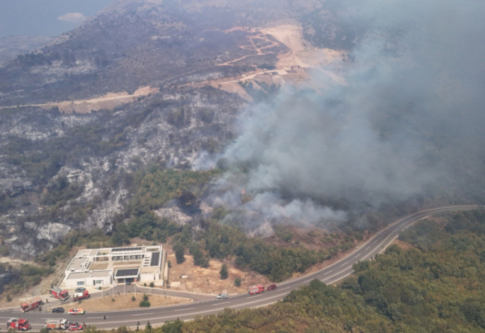 Požari u Crnoj Gori ne jenjavaju: U Piperima bez vode i struje, helikopter iz Srbije na terenu, stiže kanader iz EU