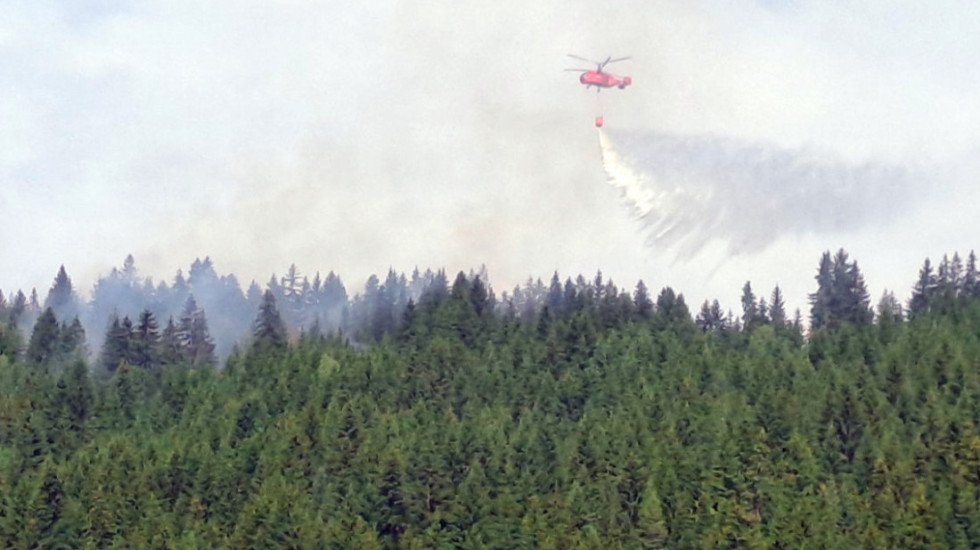 Zbog požara vanredna situacija na delu opštine Kladovo, vatru gase helikopteri