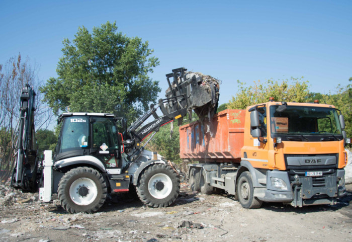 (FOTO) Počelo uklanjanje prve od devet divljih deponija kod Tošinog bunara