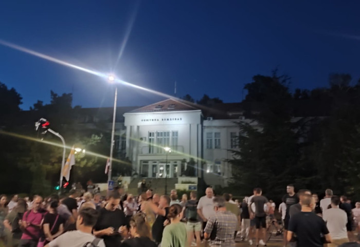 Protesti u više gradova u Srbiji: Incidenti u Novom Sadu, Vučić među pristalicama u Beogradu