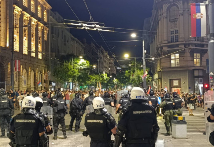 (VIDEO) MUP: Fotografija na kojoj je predstavljeno kako pripadnik policije udara ženu - segment izvučen iz konteksta