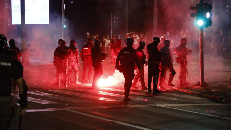Protesti u Srbiji: Incidenti u Novom Sadu i Beogradu - demolirane prostorije SNS, neredi kod Generalštaba