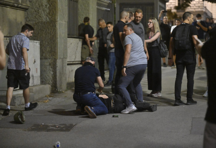 MUP demantovao navode o maltretiranju studentkinje FPN u zgradi Vlade, fakultet osudio "brutalno postupanje policije"