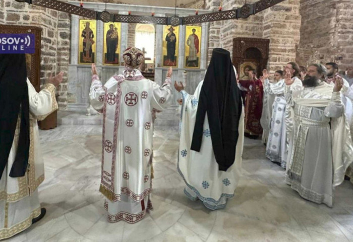 (FOTO) Vladika Grigorije služio liturgiju u manastiru Banjska: Nikada u svoje srce ne pustite zrno mržnje