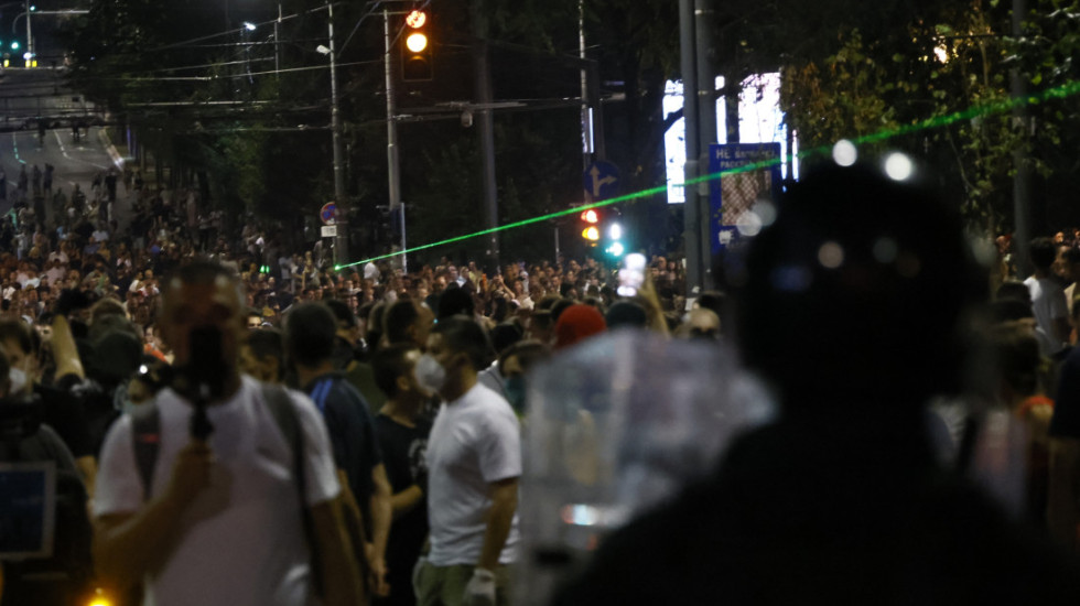 Protesti u Srbiji: U ponoć nemiri ispred Pravnog fakulteta, bačen suzavac u Nišu