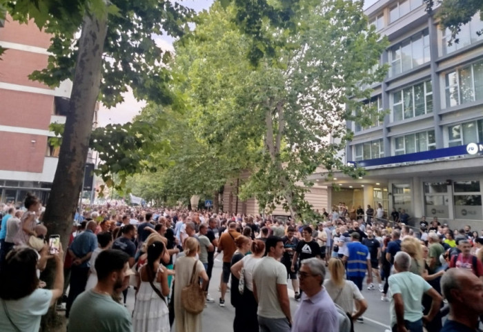 (VIDEO) Protesti u Srbiji: Građani se okupili u Valjevu, nema pripadnika policije