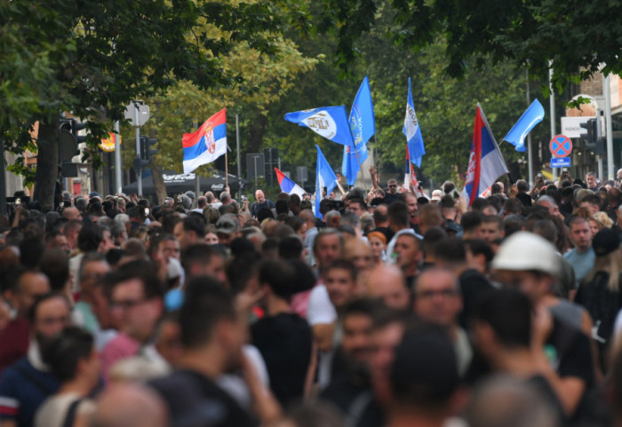 (FOTO/VIDEO) Protesti u Srbiji: Demonstranti u Valjevu zapalili prostorije SNS, u Zemunu razbijen izlog prostorija SRS