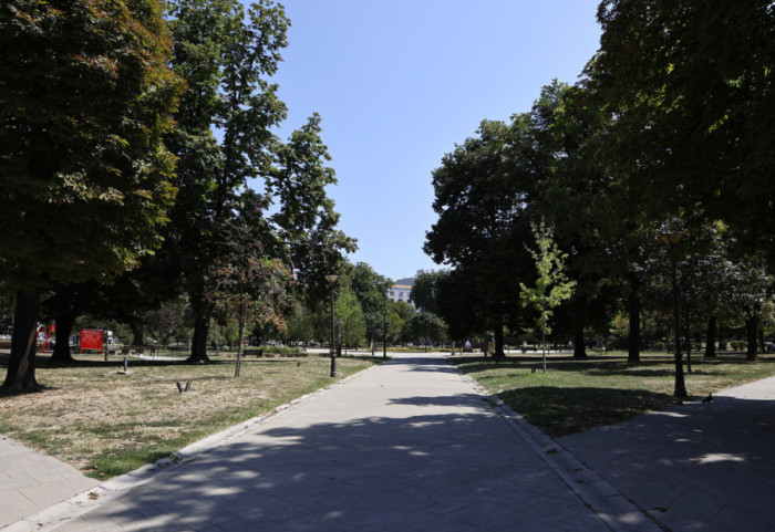 Pre podne pretežno sunčano, u drugom delu dana kiša, grad i olujni vetar