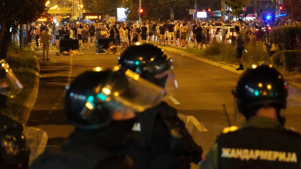 (FOTO/VIDEO) Protesti u Srbiji: Razbijen izlog GO SNS u Cvijićevoj, okupljanja u više gradova bez incidenata