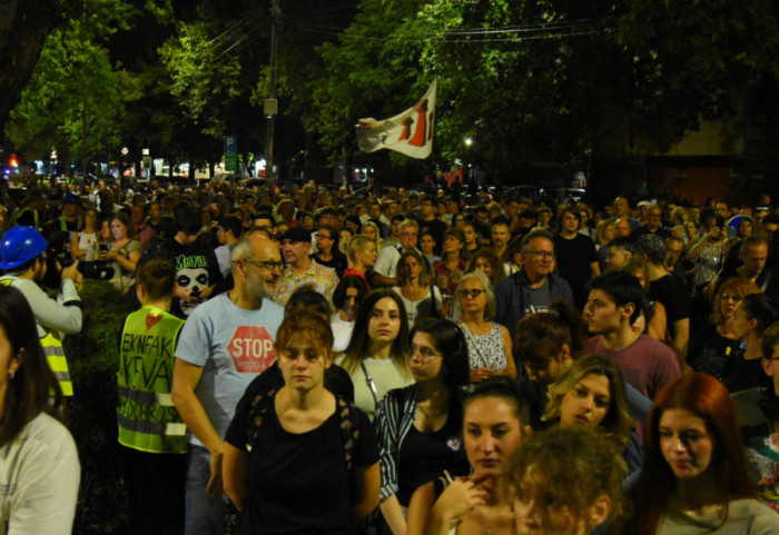 Održani protesti u nekoliko gradova u Srbiji, okupljeni pružili podršku studentkinji Nikolini Sinđelić