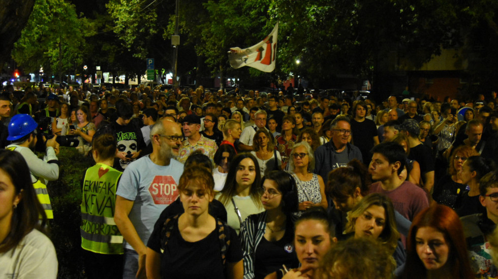 Održani protesti u nekoliko gradova u Srbiji, okupljeni pružili podršku studentkinji Nikolini Sinđelić