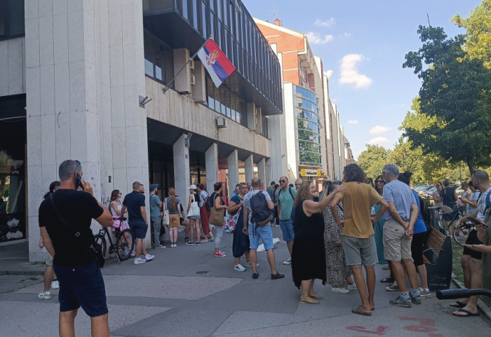 (FOTO/VIDEO) Protest ispred Prekršajnog suda u Novom Sadu: Građani zahtevaju da se na slobodu pusti student PMF