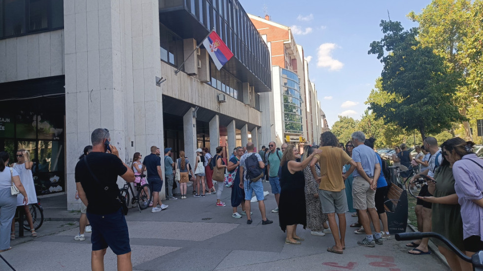 (FOTO/VIDEO) Okončana blokada suda u Novom Sadu, građani zahtevali da se na slobodu pusti student PMF
