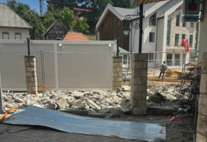 Starija žena povređena u Mojkovcu zbog neobezbeđenog gradilišta u centru grada