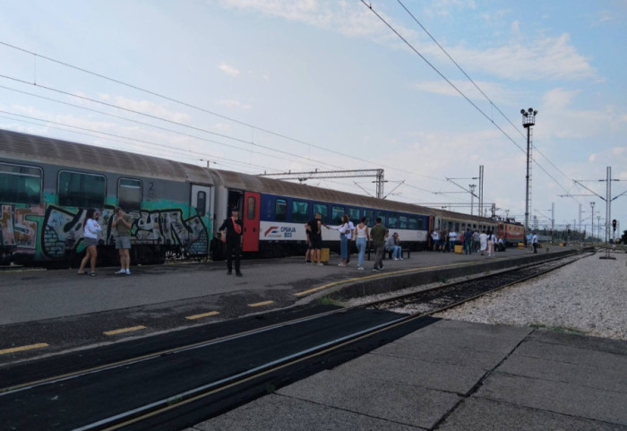 (FOTO) Crnogorski železničari obustavili rad, u Podgorici zaustavljen voz Beograd - Bar