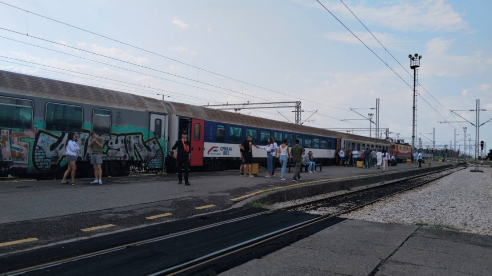 (FOTO) Crnogorski železničari obustavili rad, u Podgorici zaustavljen voz Beograd - Bar