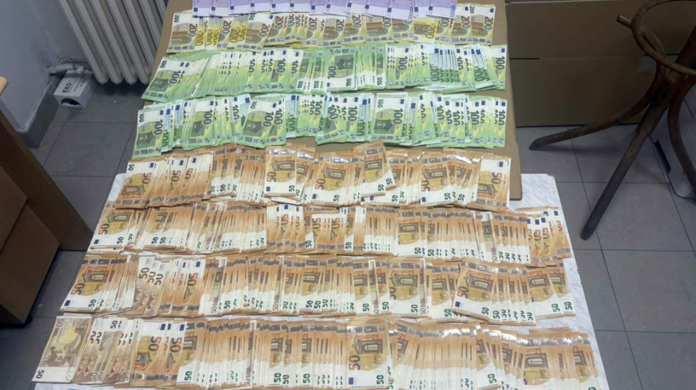 (FOTO) Zaplenjeno oko 30 kilograma droge i više od 80.000 evra u stanu u Beogradu, osumnjičeni (45) zadržan