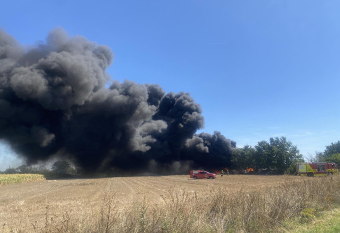 (VIDEO) Ugašen požar na putu Kać - Budisava, goreo industrijski objekat