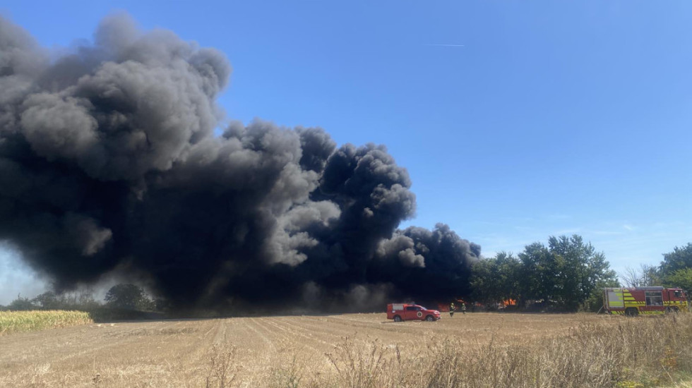 (VIDEO) Ugašen požar na putu Kać - Budisava, goreo industrijski objekat