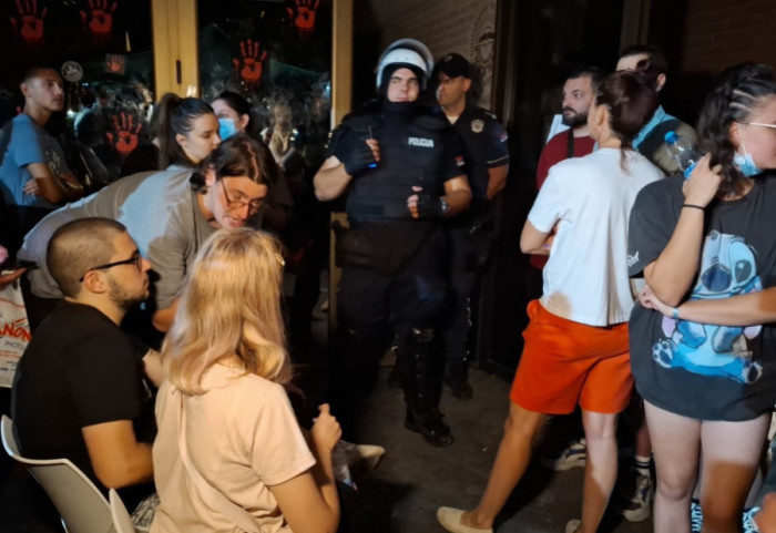 Studenti i građani okupljaju se ispred Filozofskog fakulteta, postavljen kordon policije