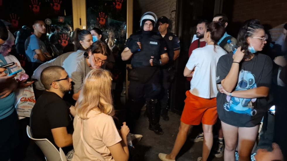 (FOTO/VIDEO) Dekan Filozofskog u Novom Sadu ušao na fakultet, ispred zgrade studenti, građani i kordon policije