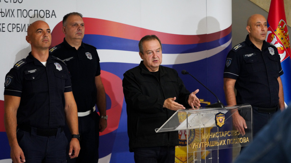 Dačić: Napadnuta policija ispred Filozofskog fakulteta u Novom Sadu, demonstranti gurali pripadnike Interventne