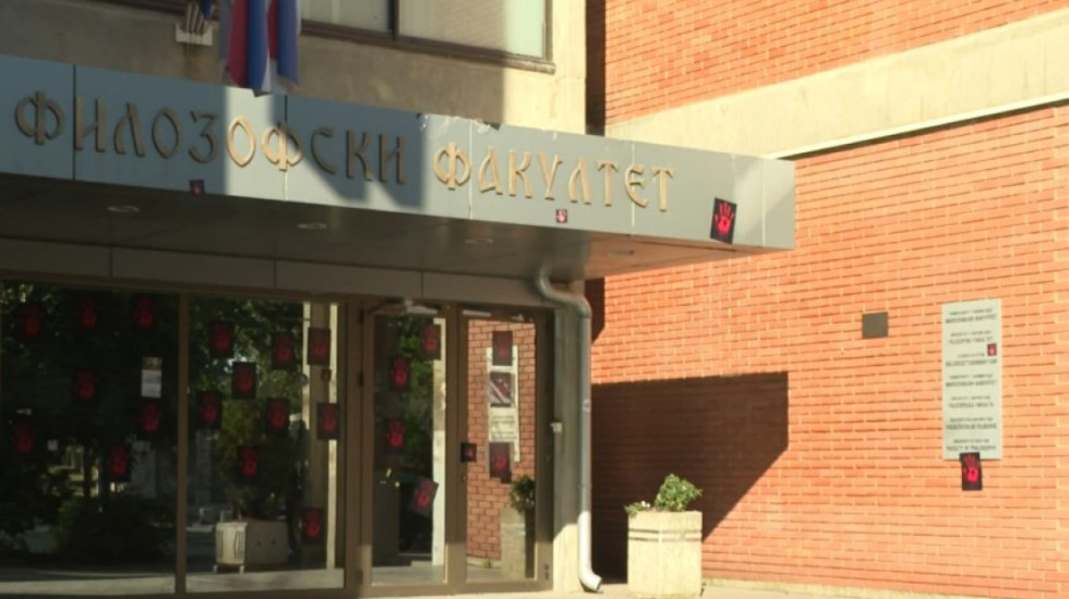 Kod Filozofskog fakulteta u Novom Sadu mirno, ispred ulaza u zgradu dvojica pripadnika policije