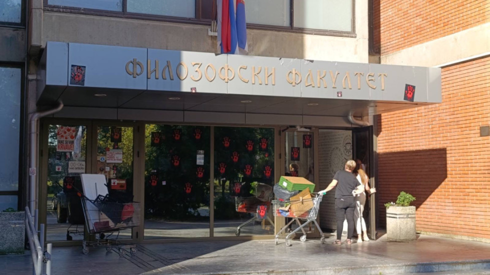 (VIDEO) Nakon tenzija ispred zgrade Filozofskog fakulteta u Novom Sadu situacija mirna, najavljeno novo okupljanje