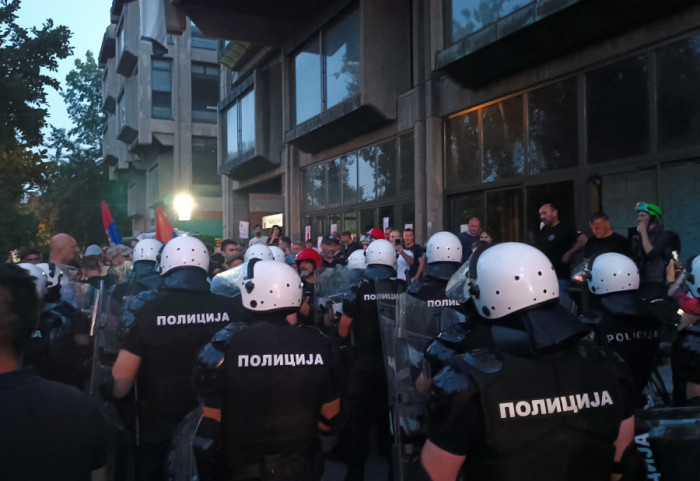 (VIDEO) MUP o incidentu ispred Filozofskog fakulteta u Novom Sadu: Oko 300 građana pokušalo nasilno da uđe na fakultet