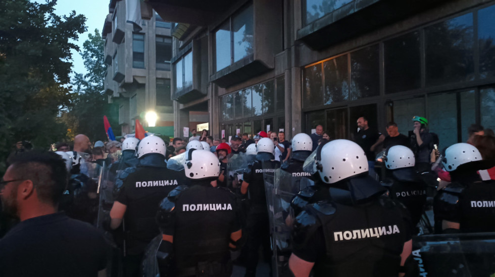 (VIDEO) MUP o incidentu ispred Filozofskog fakulteta u Novom Sadu: Oko 300 građana pokušalo nasilno da uđe na fakultet