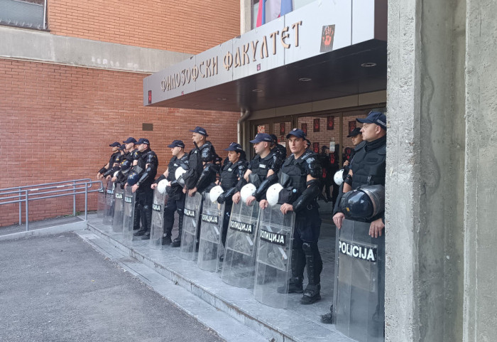 Uhapšena dvojica mladića ispred Filozofskog fakulteta: Sumnjiče se za napad na policijske službenike