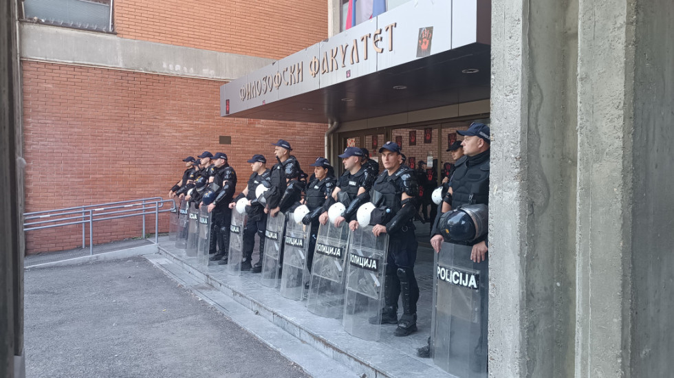 Uhapšena dvojica mladića ispred Filozofskog fakulteta: Sumnjiče se za napad na policijske službenike