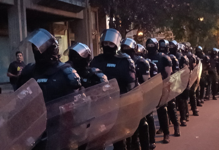 Studenti i građani ispred Filozofskog fakulteta u Novom Sadu, kordon policije na ulazu, protest i na Novom Beogradu