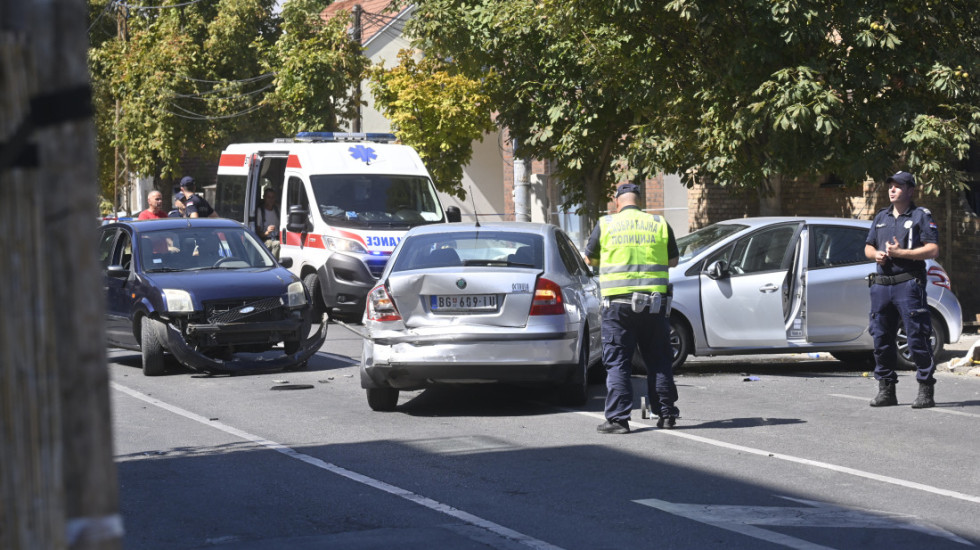 (FOTO) Stradala devojčica (16) u Zemunu: Udario je autobus, pa tri automobila učestvovala u sudaru