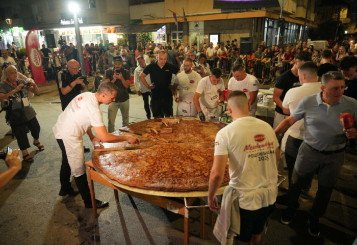 (FOTO) Roštiljdžije iz Leskovca napravile rekordnu pljeskavicu tešku 90 kilograma