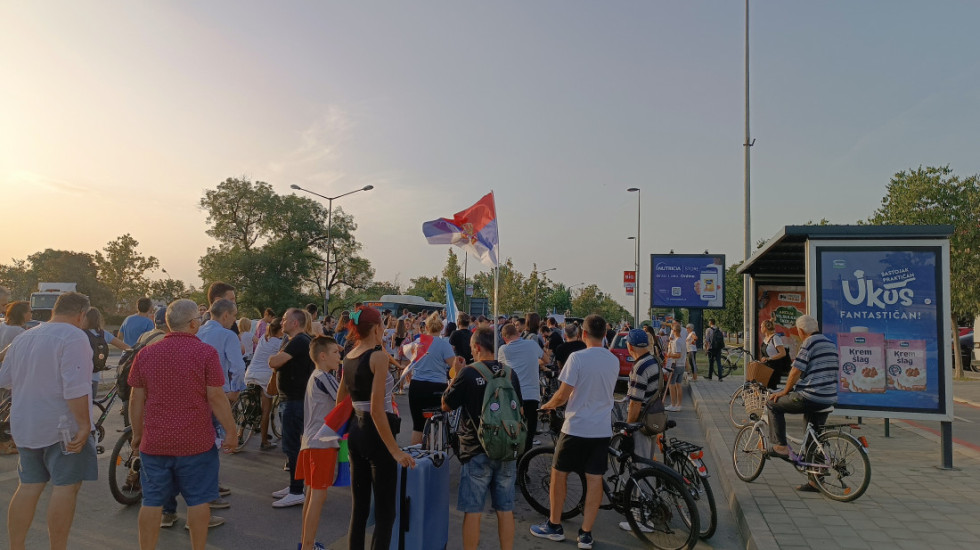 Novosađani protestuju ispred zatvora na Klisi, traže oslobađanje privedenih građana: Održan protest i u Užicu