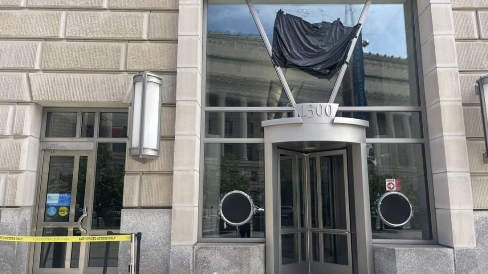 (FOTO/VIDEO) Newsmax Balkans ispred zgrade USAID u Vašingtonu: Logo agencije prekriven crnim džakovima