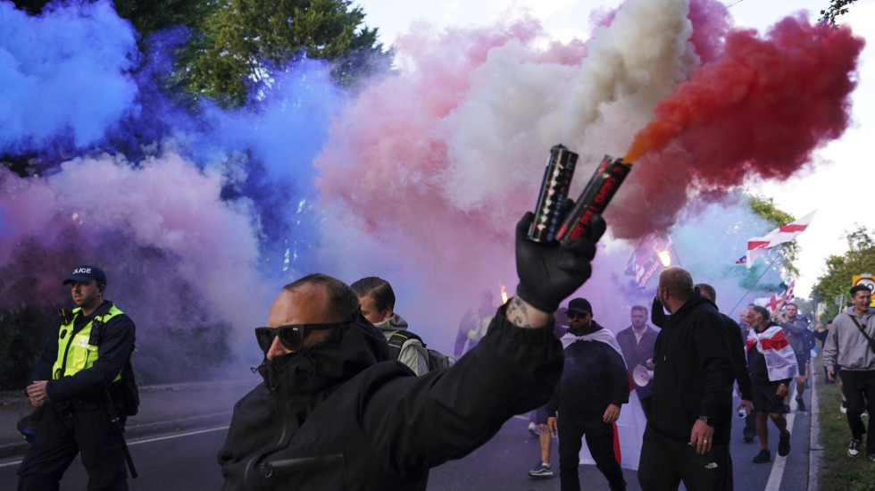 (FOTO) Uhapšeno četvoro, policajac udaren u glavu na antiimigracionom skupu u Londonu