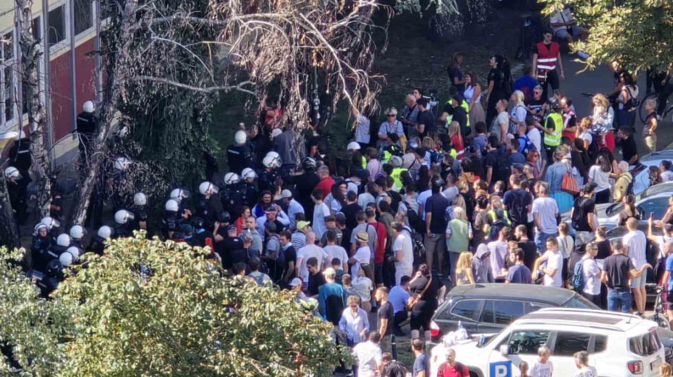 (FOTO) Protest ispred DIF u Novom Sadu: Studenti u blokadi i uprava fakulteta postigli dogovor