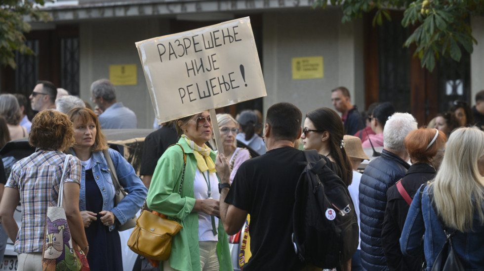 (FOTO) Protest ispred Pete beogradske gimnazije, blokirana Ulica Ilije Garašanina