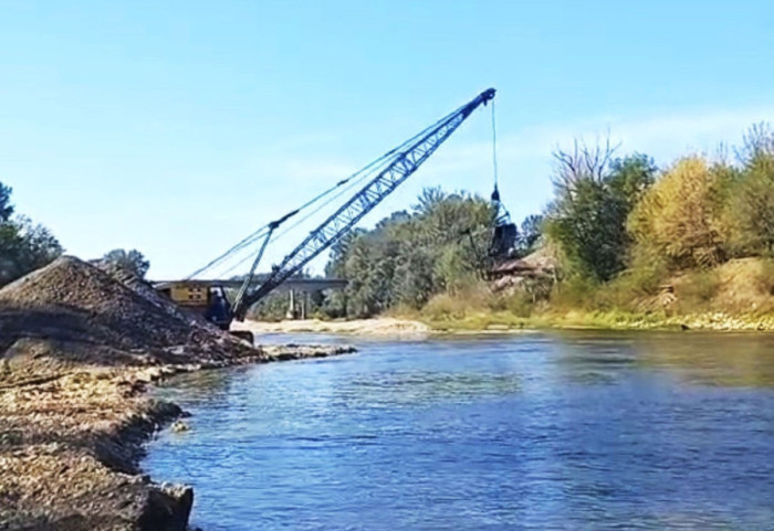 (FOTO) Uhapšen muškarac u Smederevu: Iskopavao mineralne sirovine, narušio prirodni vodoskok i proširio rečno korito