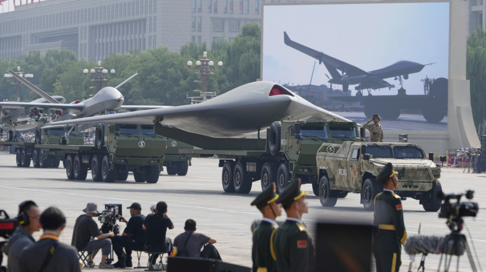 (FOTO) Kina na vojnoj paradi predstavila nuklearnu raketu novog tipa DF-5C i "robote vukove"