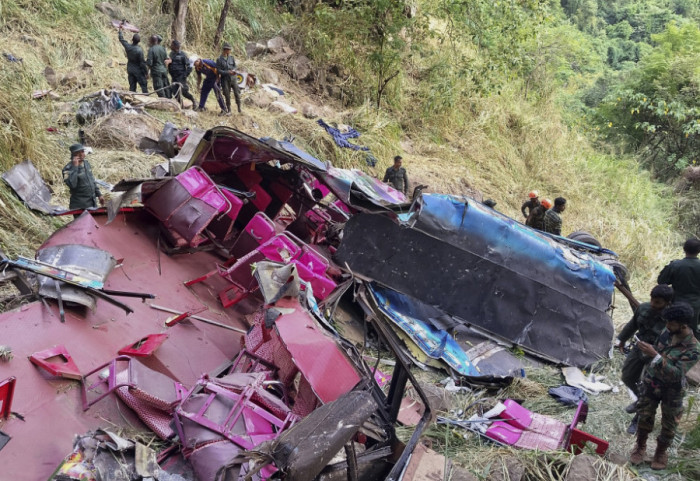 Autobus sleteo sa litice u Šri Lanki: Poginulo 15 ljudi, povređeno 16
