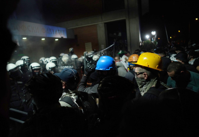 Dačić o neredima u Novom Sadu: Masovan napad na policiju, povređeno 13 službenika, privedene 42 osobe